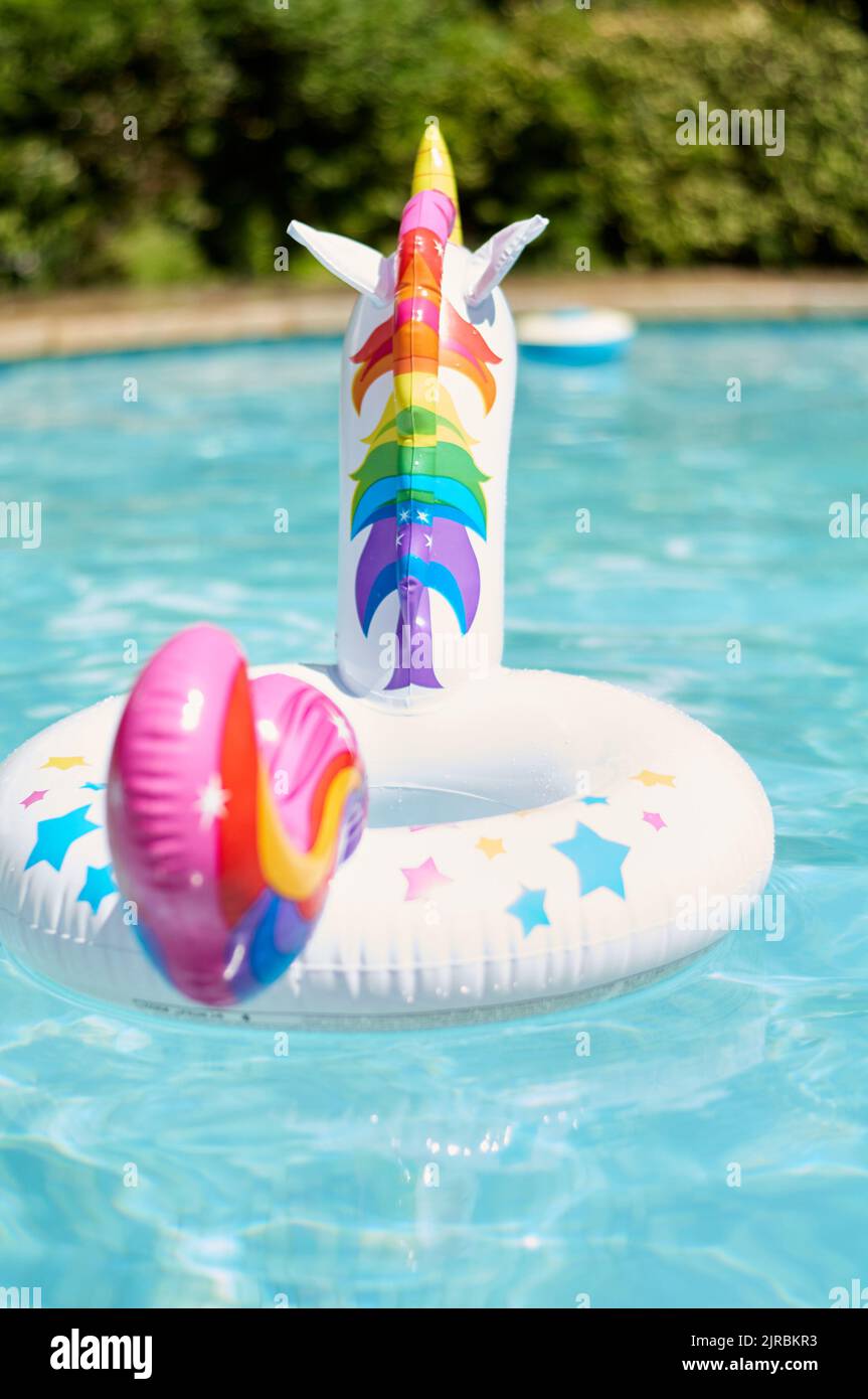 Piscina gonfiabile galleggiante unicorn isolato su bianco Foto stock - Alamy