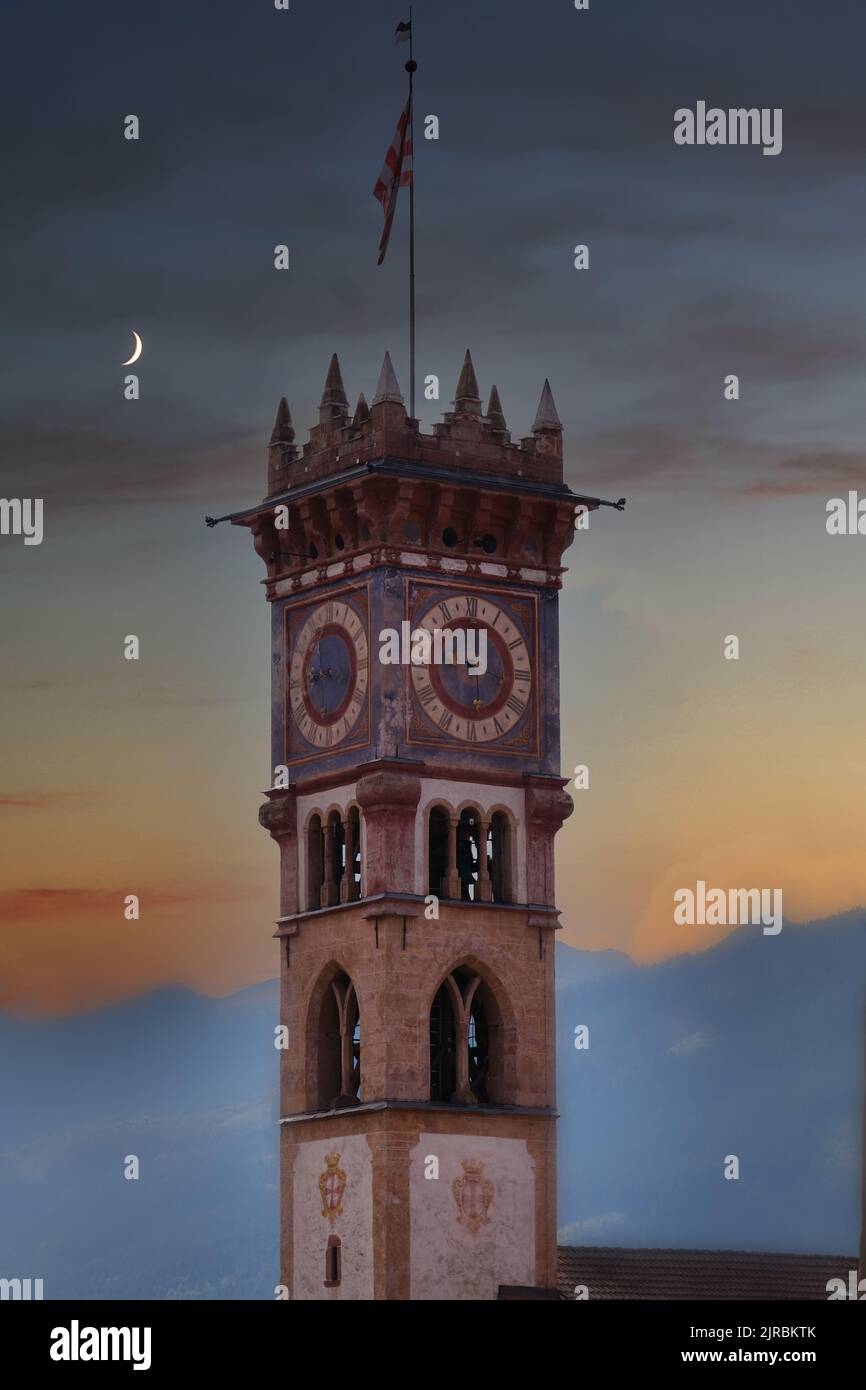 campanile all'alba della chiesa di san sebastiano nel comune di cavalese trentino Foto Stock