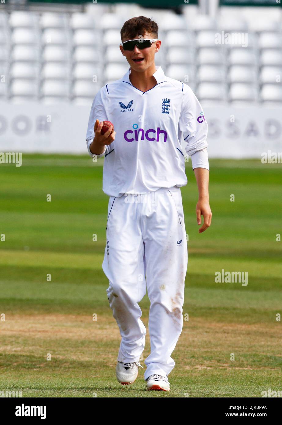 CHELMSFORD INGHILTERRA - 23 AGOSTO :Bertie Foreman of England Under 19 durante LV=Assurance Test Match (3 giorno di 4) incontro tra Inghilterra Under 19 contro Sri Lanka Under 19 presso il Cloud County Ground, Chelmsford il 23rd agosto, 2022 Credit: Action Foto Sport/Alamy Live News Foto Stock