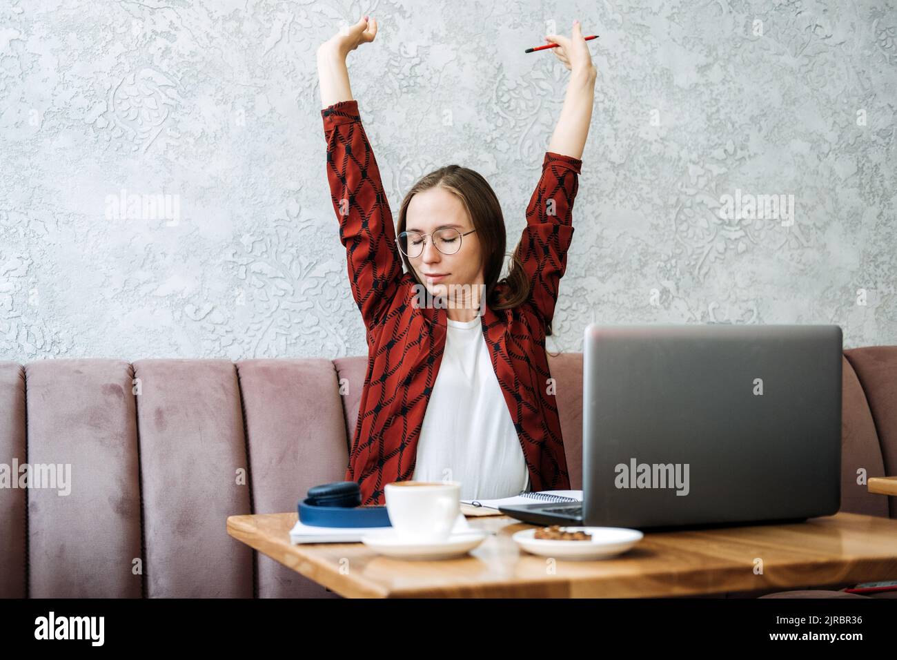 Freelancing per principianti, lavoro come freelancer, orari di lavoro flessibili. Giovane donna candida che lavora come freelancer Foto Stock