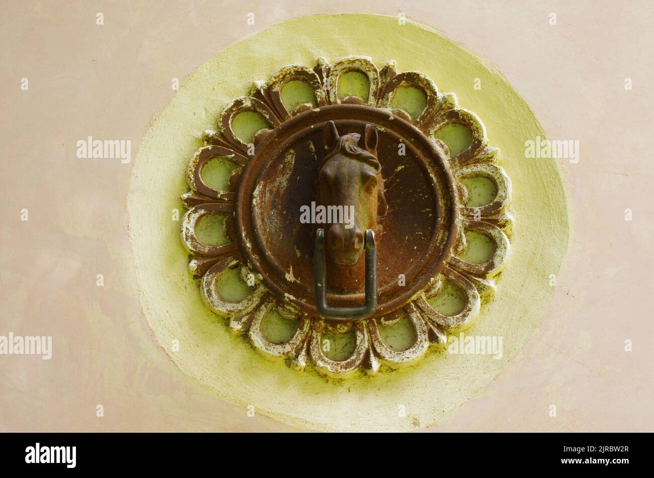 Antico ornamento di ferro per legare cavalli o animali da tiro alle pareti degli edifici Foto Stock