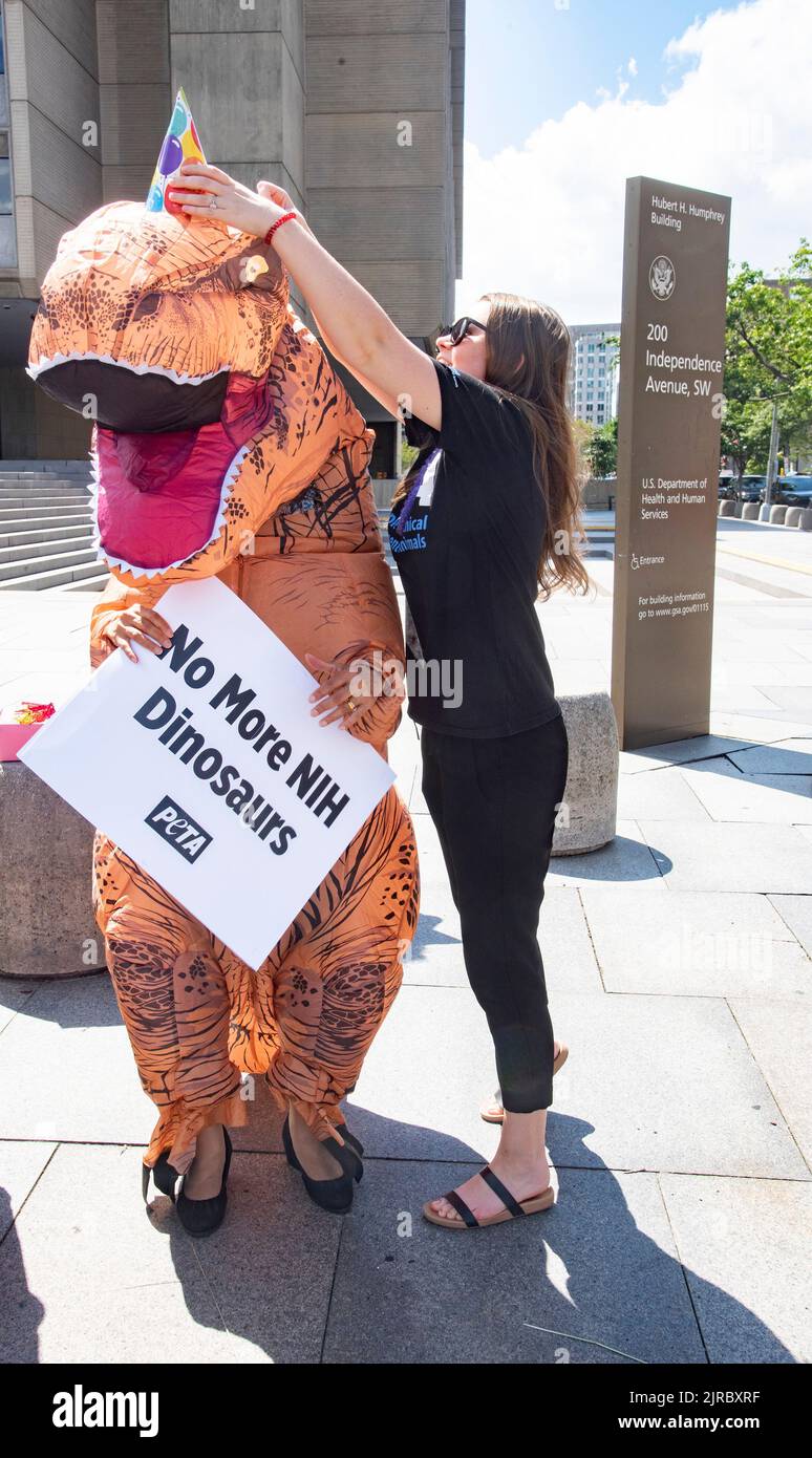 Washington DC August23, 2022, prepararsi per la protesta. Oggi, Anthony Fauci ha annunciato la sua decisione di scendere dalla sua posizione di direttore di Foto Stock