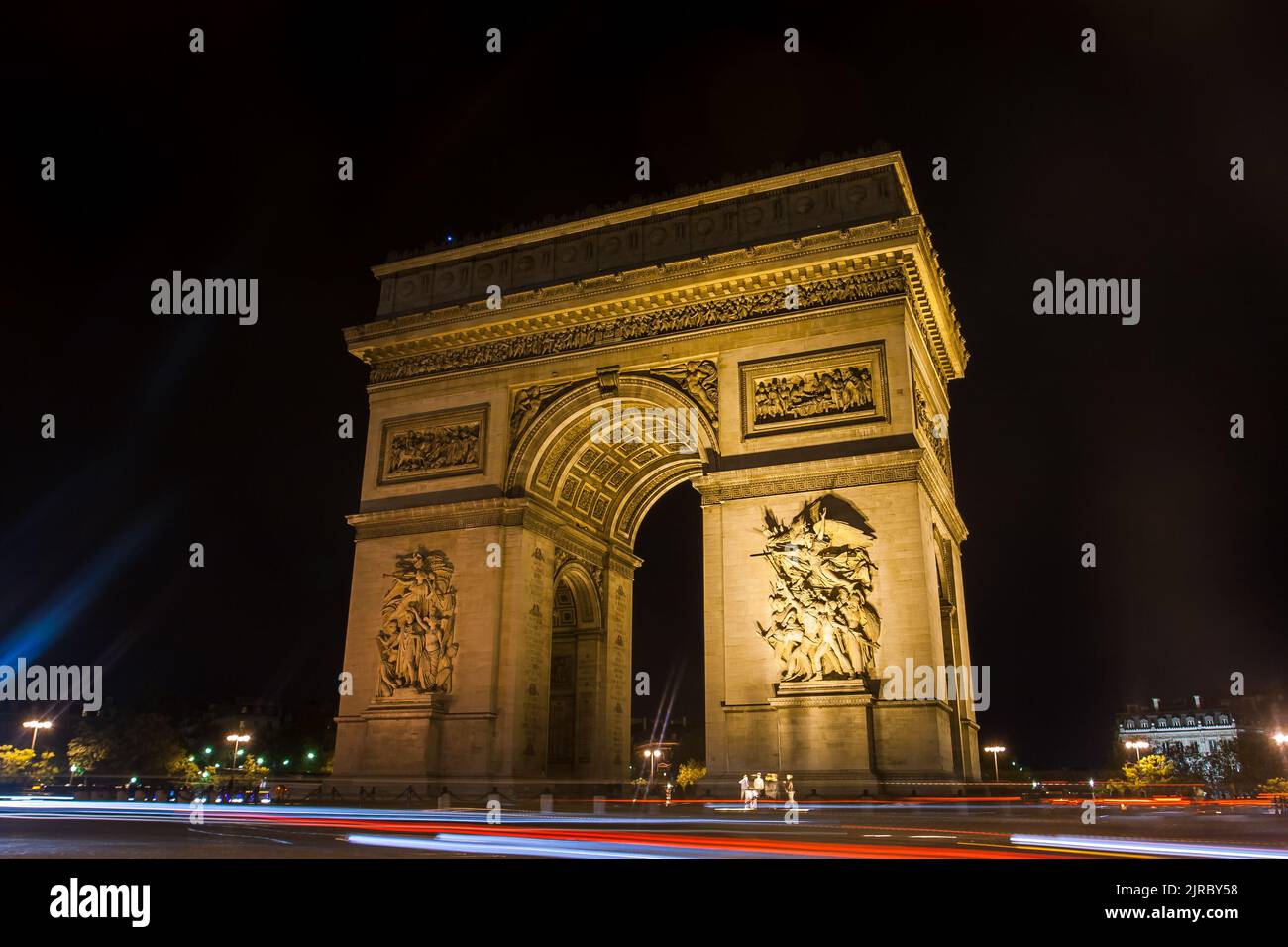 Arc de Triomphe, porta di Parigi, Francia di notte. Uno dei monumenti famosi di Parigi, che si trova all'estremità occidentale del centro Champs-Élysé Place Charles de Gaulle Foto Stock