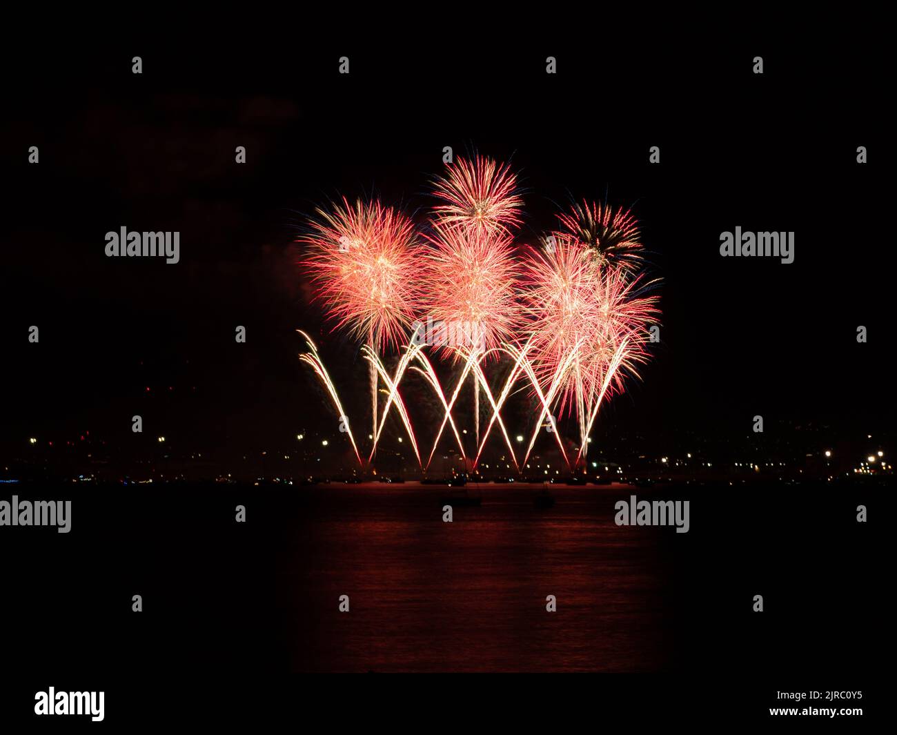 Fuochi d'artificio sul mare all'apertura cerimoniale delle celebrazioni cittadine annunciano l'inizio della settimana annuale Málaga Fiera .Feria de Málaga, Costa d Foto Stock