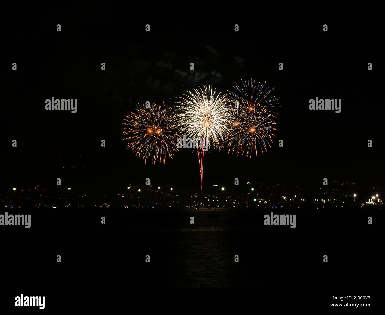 Fuochi d'artificio sul mare all'apertura cerimoniale delle celebrazioni cittadine annunciano l'inizio della settimana annuale Málaga Fiera .Feria de Málaga, Costa d Foto Stock