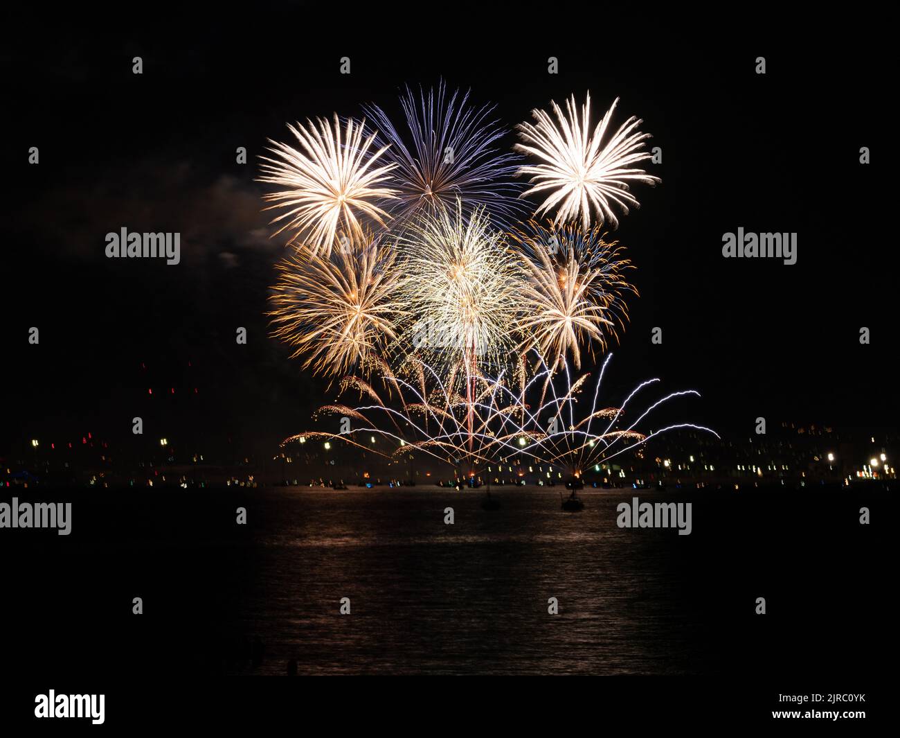 Fuochi d'artificio sul mare all'apertura cerimoniale delle celebrazioni cittadine annunciano l'inizio della settimana annuale Málaga Fiera .Feria de Málaga, Costa d Foto Stock