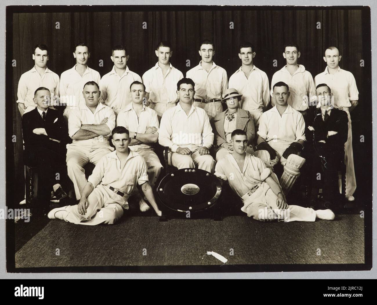 General Motors New Zealand Limited - staff Cricket team, 1936-1937, Wellington, dal Crown Studio (Wellington). Regalo di Holden New Zealand Limited, 1998. Foto Stock