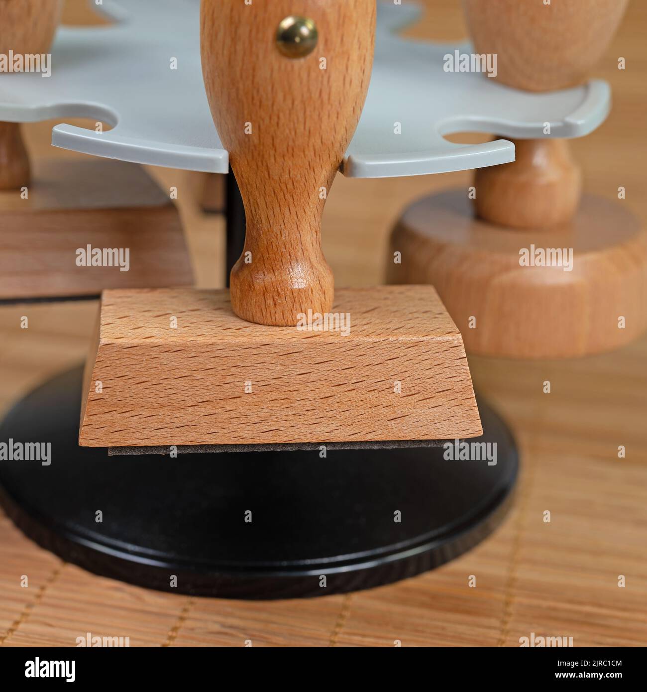 Vari francobolli in legno in portautensili Foto Stock