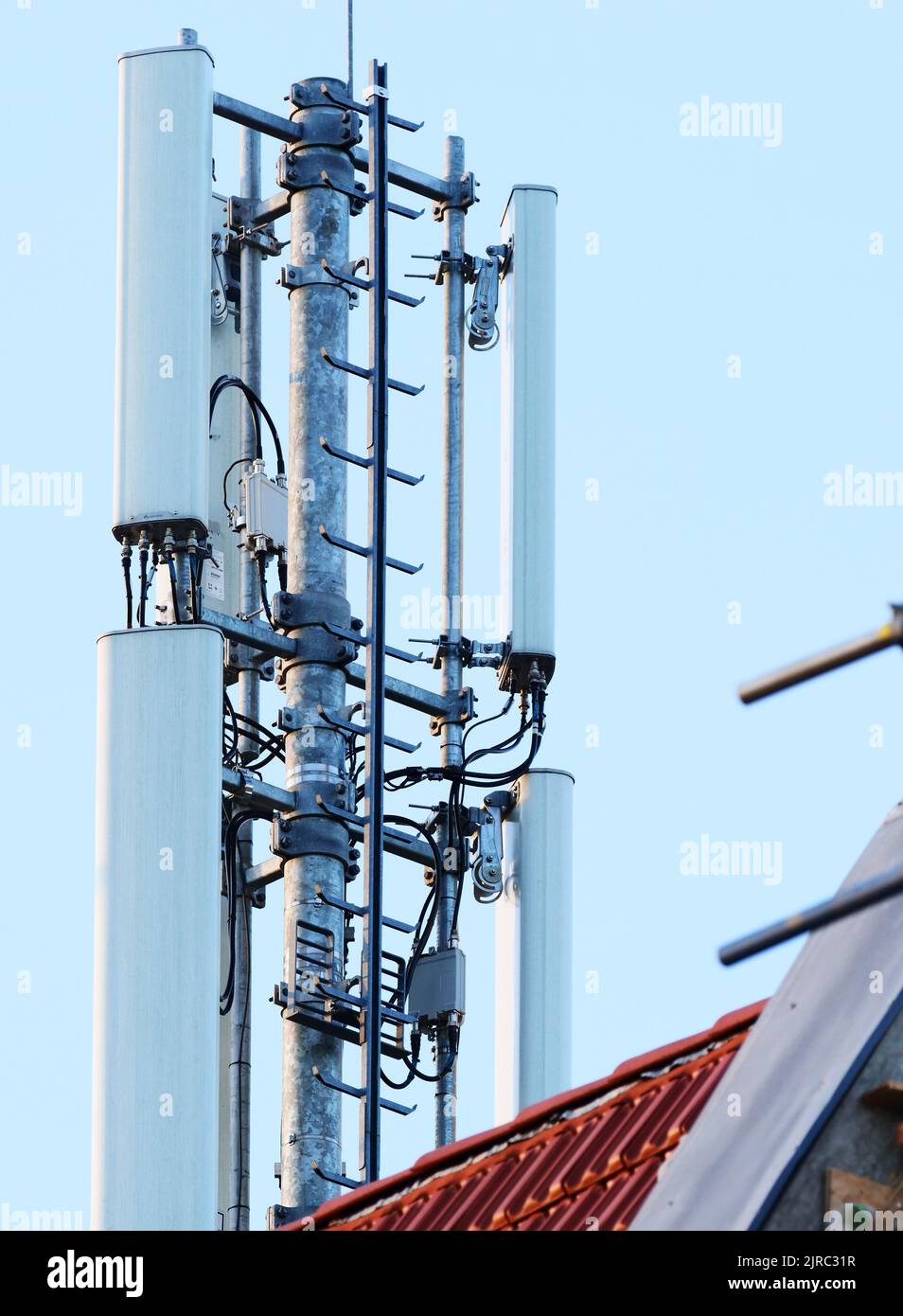 Berlino, Germania. 23rd maggio, 2021. 23.05.2022, Berlino. Un'antenna per telefono cellulare su un tetto nel quartiere di Steglitz. Credit: Wolfram Steinberg/dpa Credit: Wolfram Steinberg/dpa/Alamy Live News Foto Stock
