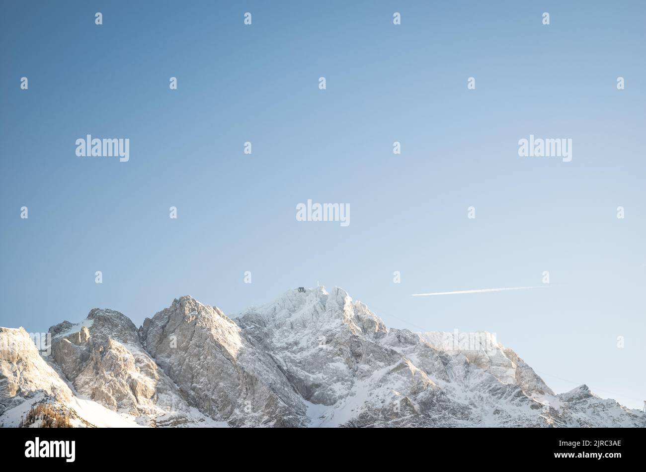Silhouette der verschneiten Zugspitze vor blauem Himmel, Bayern, Deutschland Foto Stock