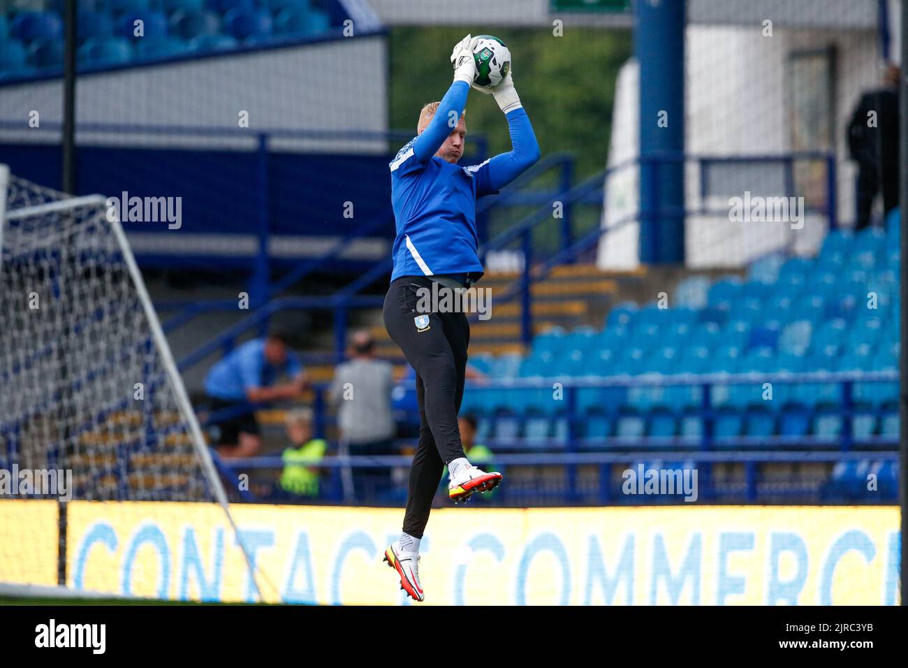 Sheffield, Regno Unito. 23rd ago, 2022. Cameron Dawson #25 di Sheffield Mercoledì si scalda prima della partita a Sheffield, Regno Unito, il 8/23/2022. (Foto di ben Early/News Images/Sipa USA) Credit: Sipa USA/Alamy Live News Foto Stock