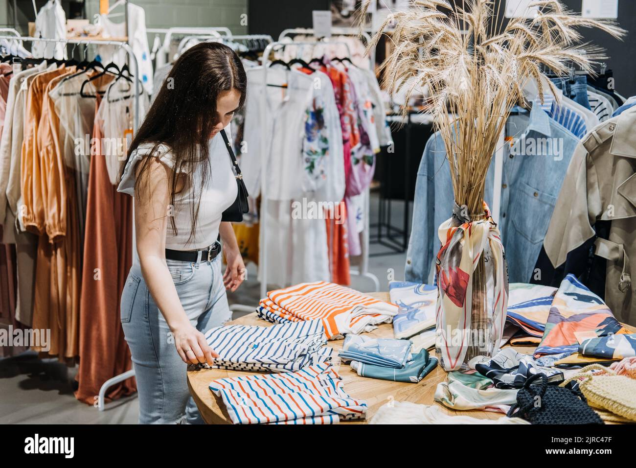 Moda veloce, Donna shopping in negozio di stoffa. Shopping abbigliamento alla moda. Foto Stock