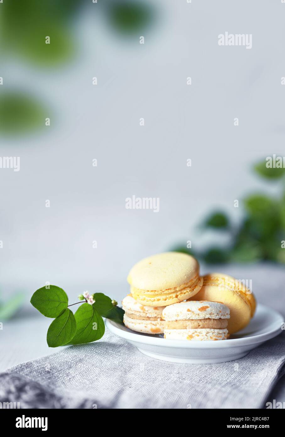 Amaretti. Amaretti gialli con foglie verdi. Deliziosi dessert francesi. Maccheroni sul tavolo. Foto Stock