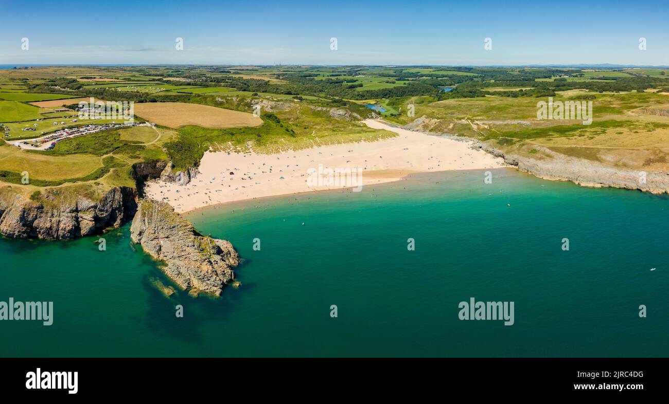 Vista panoramica aerea di una splendida spiaggia di sabbia e costa rocciosa (Broad Haven South, Galles) Foto Stock