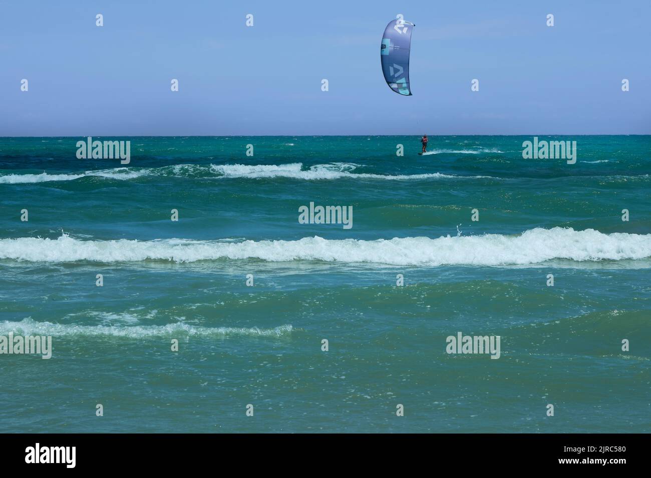 persona che pratica il kitesurf nel mare di vasto abruzzo Foto Stock