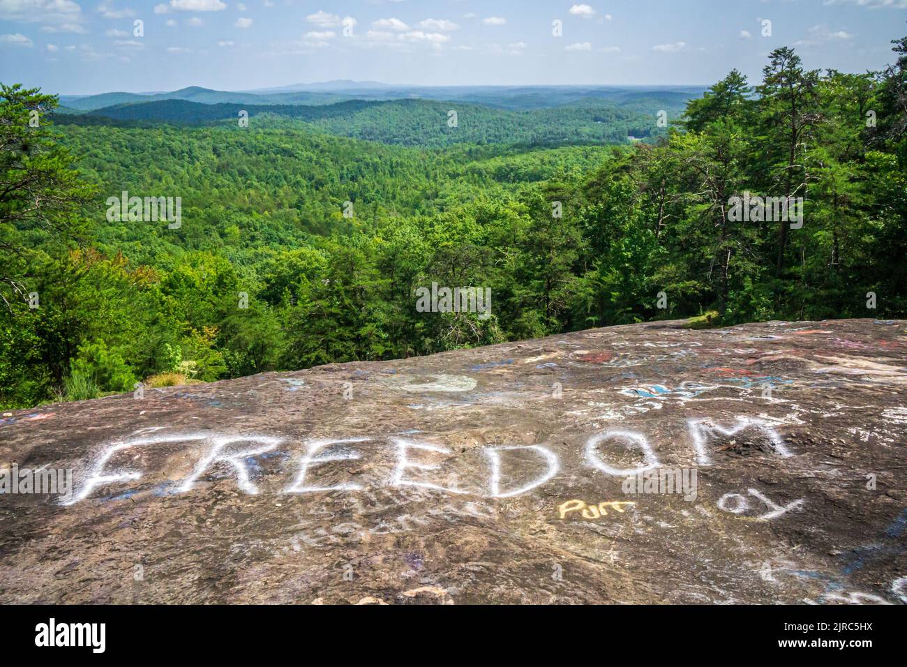 La parola 'libertà' è dipinta in lettere bianche su una montagna a Bald Rock Heritage Preserve in South Carolina. Foto Stock