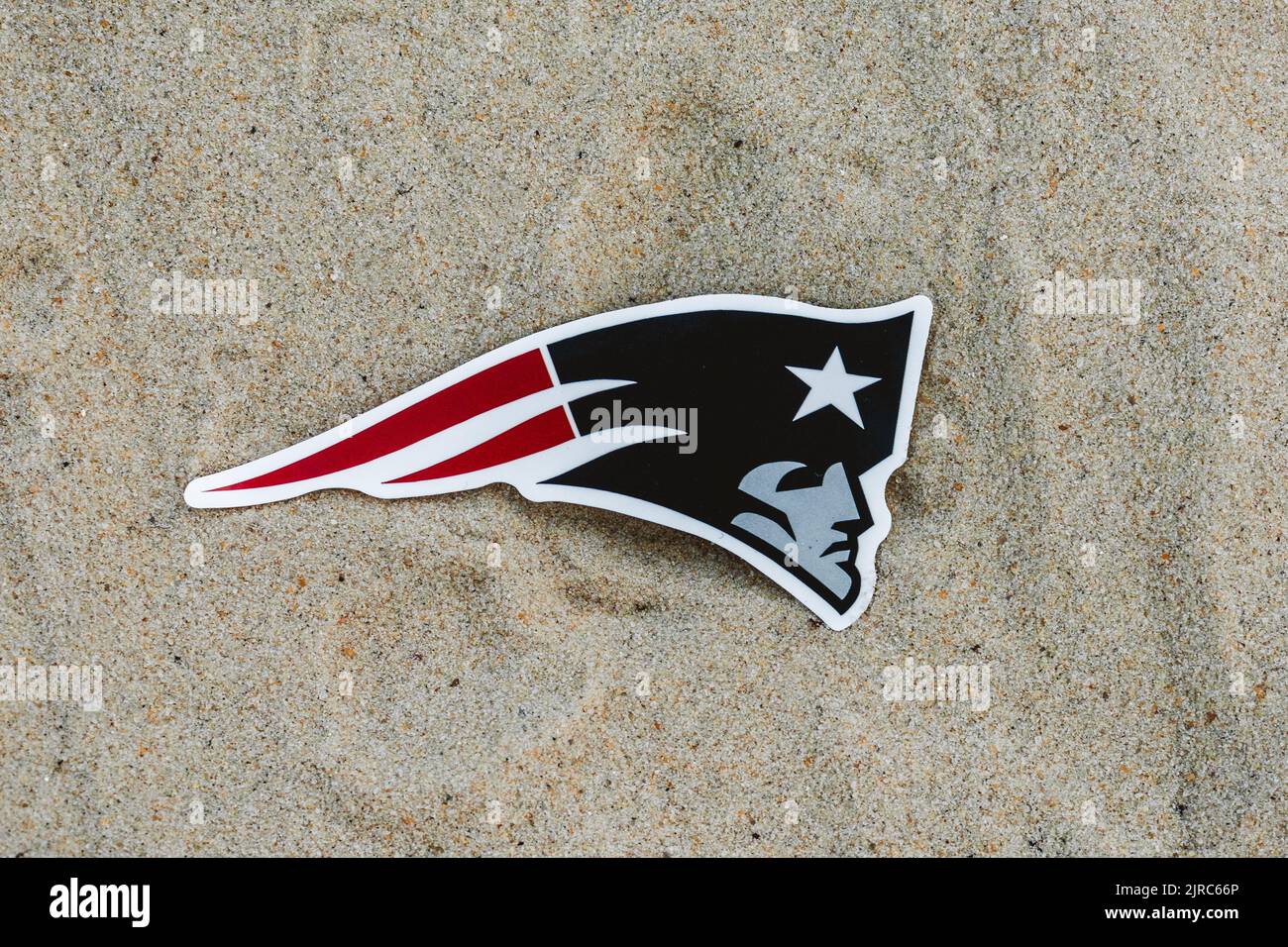 15 settembre 2021, Mosca, Russia. L'emblema della squadra di calcio dei New England Patriots sulla sabbia della spiaggia. Foto Stock