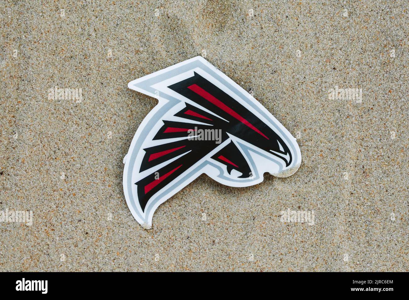 15 settembre 2021, Mosca, Russia. L'emblema della squadra di calcio Atlanta Falcons sulla sabbia della spiaggia. Foto Stock