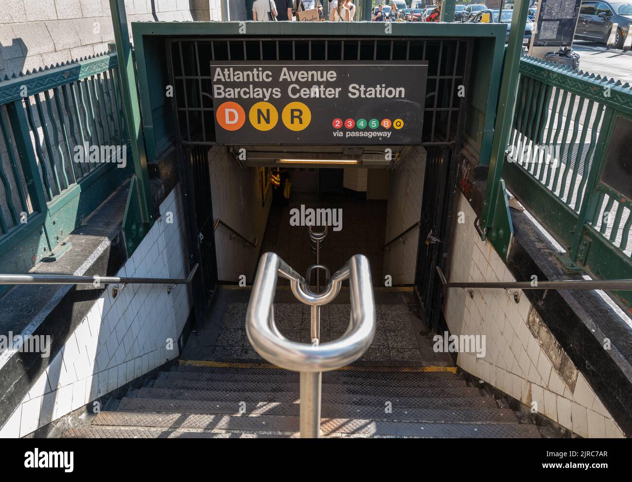 BROOKLYN, N.Y. – 19 agosto 2022: A Brooklyn si trova un ingresso alla stazione Atlantic Avenue-Pacific Street della metropolitana di New York City. Foto Stock