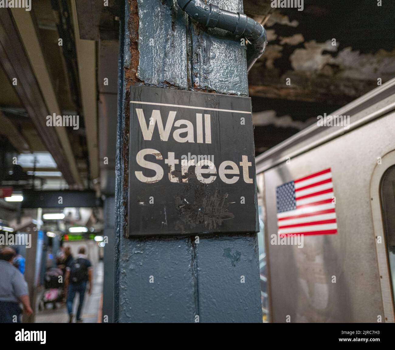 NEW YORK, N.Y. – 19 agosto 2022: Un treno della metropolitana di New York City è visto alla stazione di Wall Street. Foto Stock