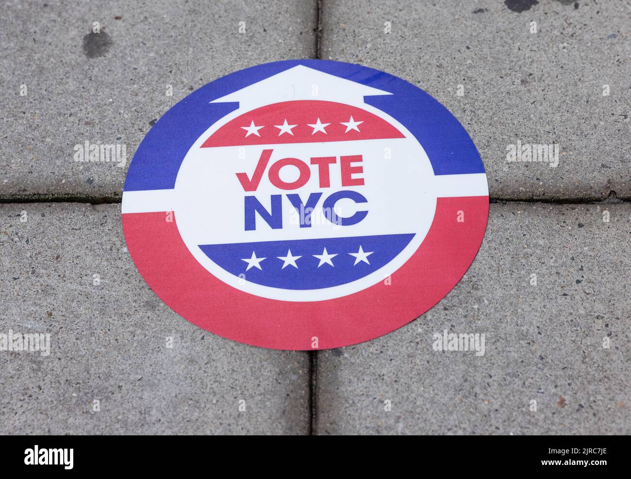 NEW YORK, N.Y. – 23 agosto 2022: Una decalcomania indica l'ingresso in un luogo di voto a Lower Manhattan in un giorno di elezione primaria del Congresso. Foto Stock