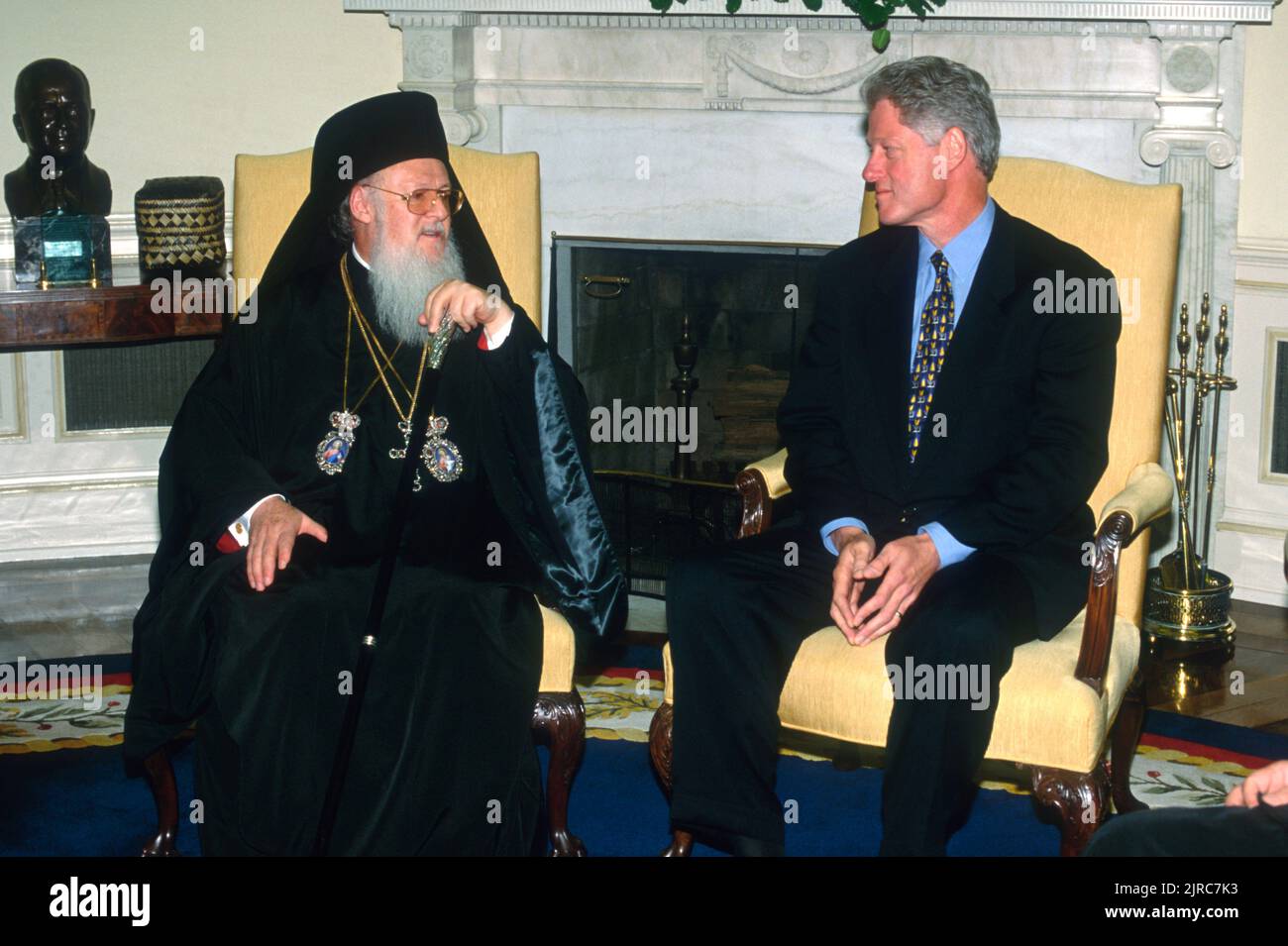 Il Presidente degli Stati Uniti Bill Clinton, incontra il Patriarca Ecumenico Bartolomeo i di Costantinopoli nell'Ufficio ovale della Casa Bianca, ottobre 22 1997, a Washington, DC. Il Patriarca, leader spirituale di circa 300 milioni di cristiani ortodossi, è in visita pastorale negli Stati Uniti. Foto Stock