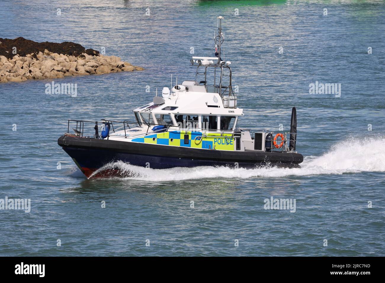 La polizia del Ministero della Difesa lancia LEWIS in direzione della bocca del porto Foto Stock