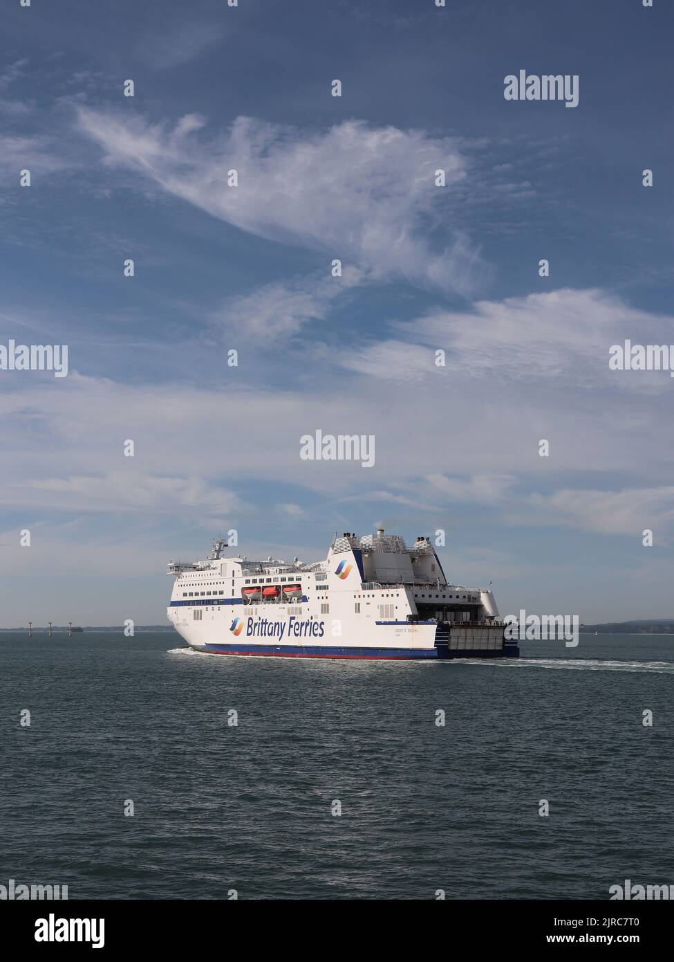 La nave Brittany Ferries MONT ST MICHEL lascia il porto in direzione di Caen, Francia Foto Stock