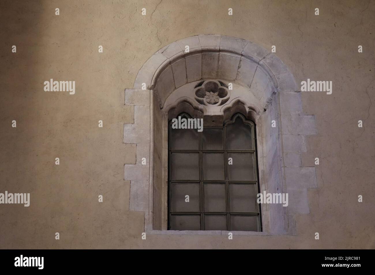 Manoppello - Abruzzo - Abbazia di Santa Maria d'Arabona - lunette esterne dei balconi e delle finestre Foto Stock