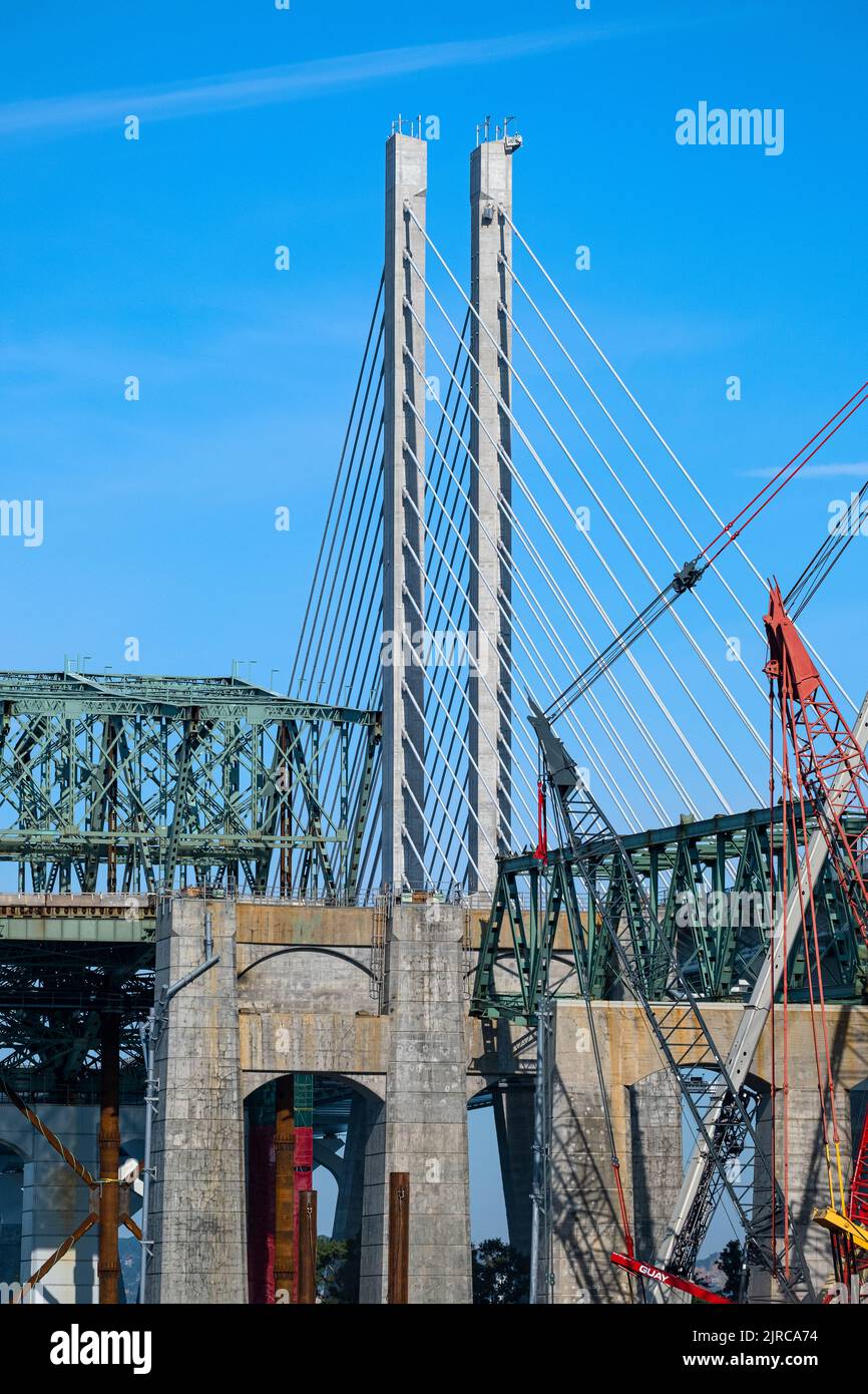 Un vecchio ponte è in fase di demolizione accanto ad un nuovo ponte cavo-stalled. Foto Stock