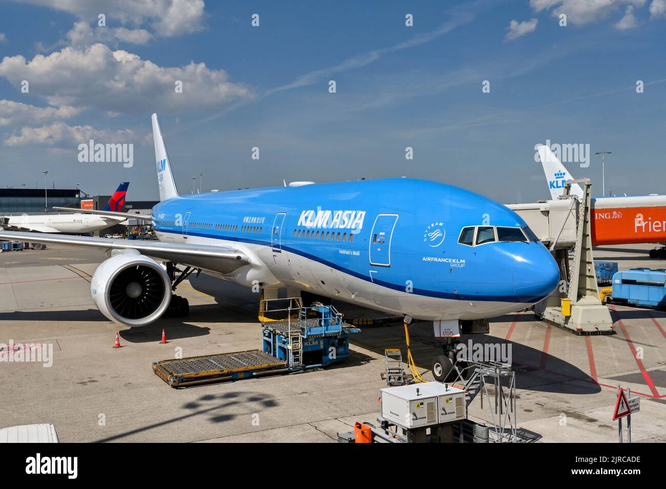 Amsterdam, Paesi Bassi - Agosto 2022: KLM Boeing 777 Jet parcheggiato presso il terminal aeroportuale dell'aeroporto di Schipol Foto Stock