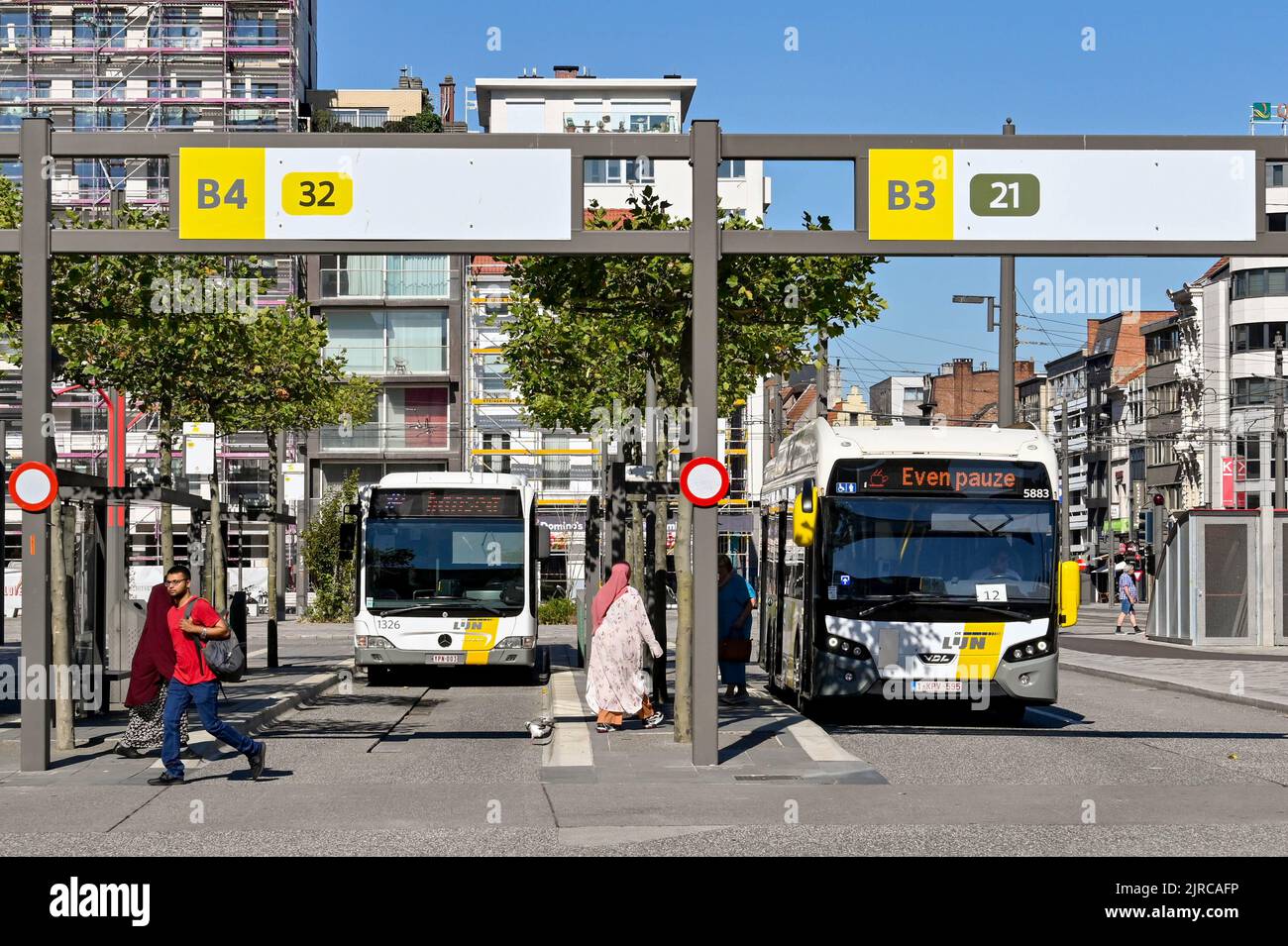 Anversa, Belgio - 2022 agosto: Autobus in attesa di partenza da una delle stazioni degli autobus della città. Foto Stock