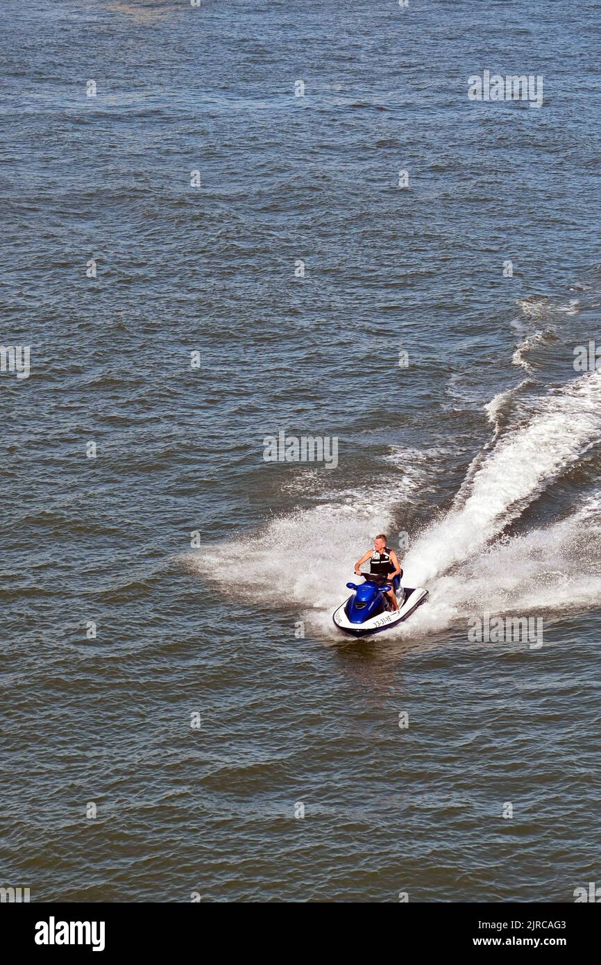 Rotterdam, Paesi Bassi - Agosto 2022: Veduta aerea di una persona in moto d'acqua veloce sul fiume Nieuwe Maas, che attraversa la città Foto Stock