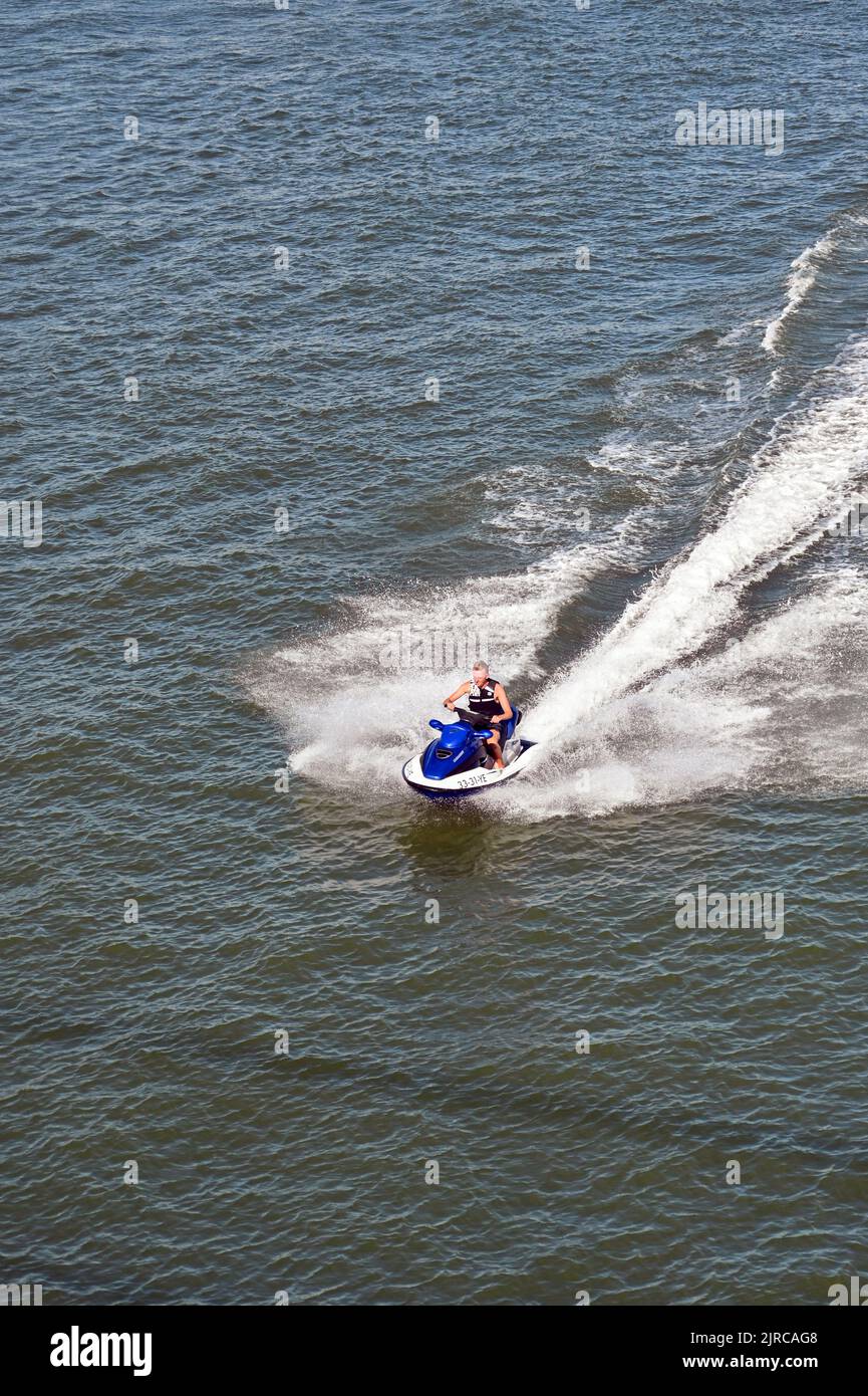 Rotterdam, Paesi Bassi - Agosto 2022: Veduta aerea di una persona in moto d'acqua veloce sul fiume Nieuwe Maas, che attraversa la città Foto Stock