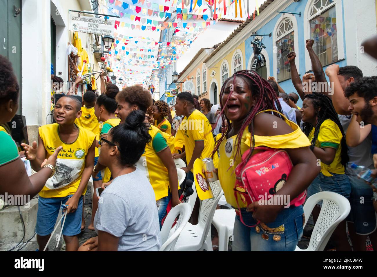 Salvador, Bahia, Brasile - 22 giugno 2018: I fan del Brasile festeggiano l'obiettivo nel gioco tra Brasile vs Costa Rica per la Coppa del mondo 2018 in Russia. Foto Stock