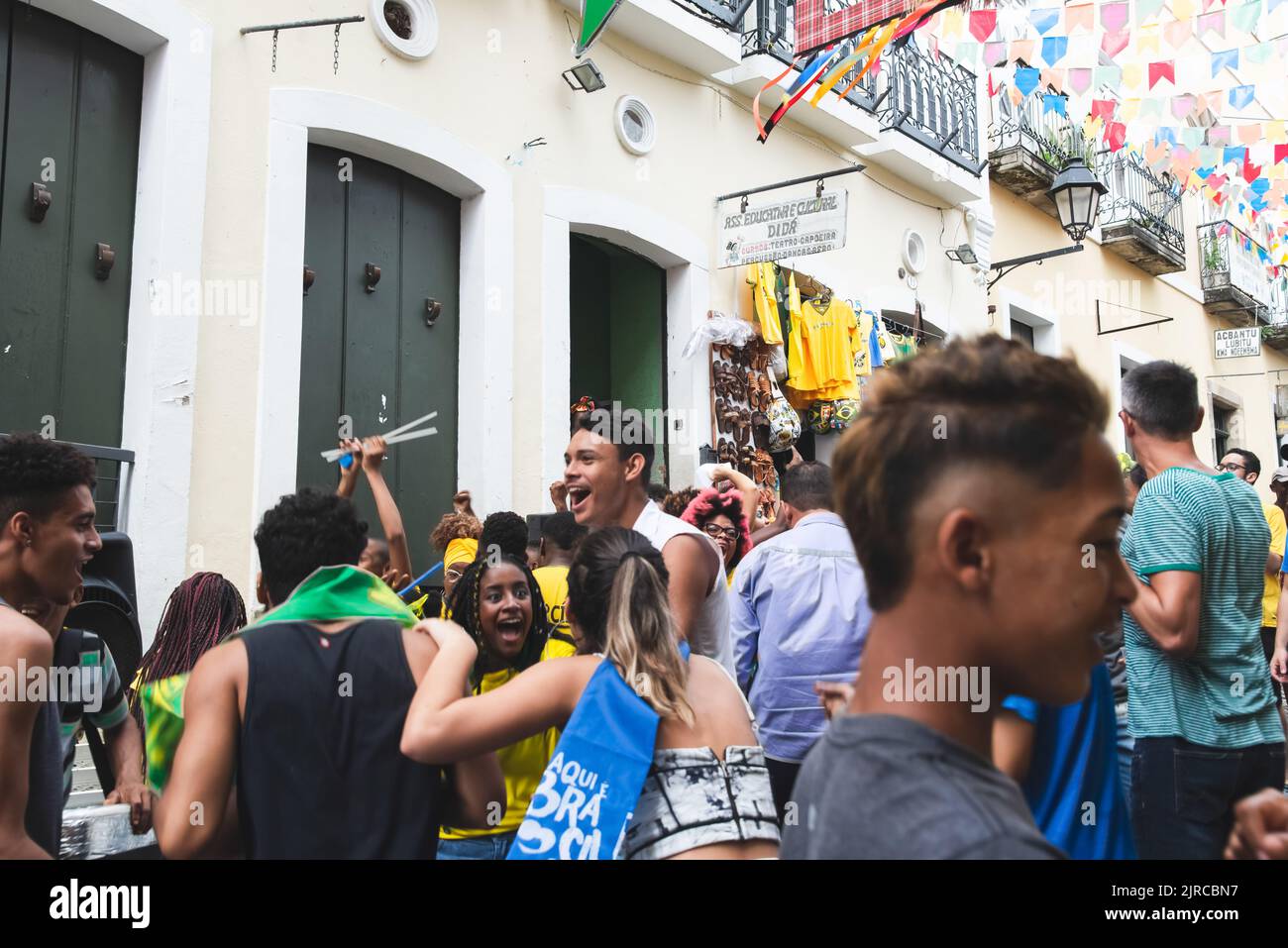 Salvador, Bahia, Brasile - 22 giugno 2018: I fan del Brasile festeggiano l'obiettivo nel gioco tra Brasile vs Costa Rica per la Coppa del mondo 2018 in Russia. Foto Stock