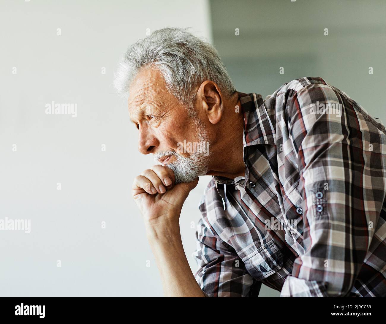 ritratto uomo anziano anziano anziano anziano pensione maturi capelli grigi interni seria vitalità sano pensionati Foto Stock