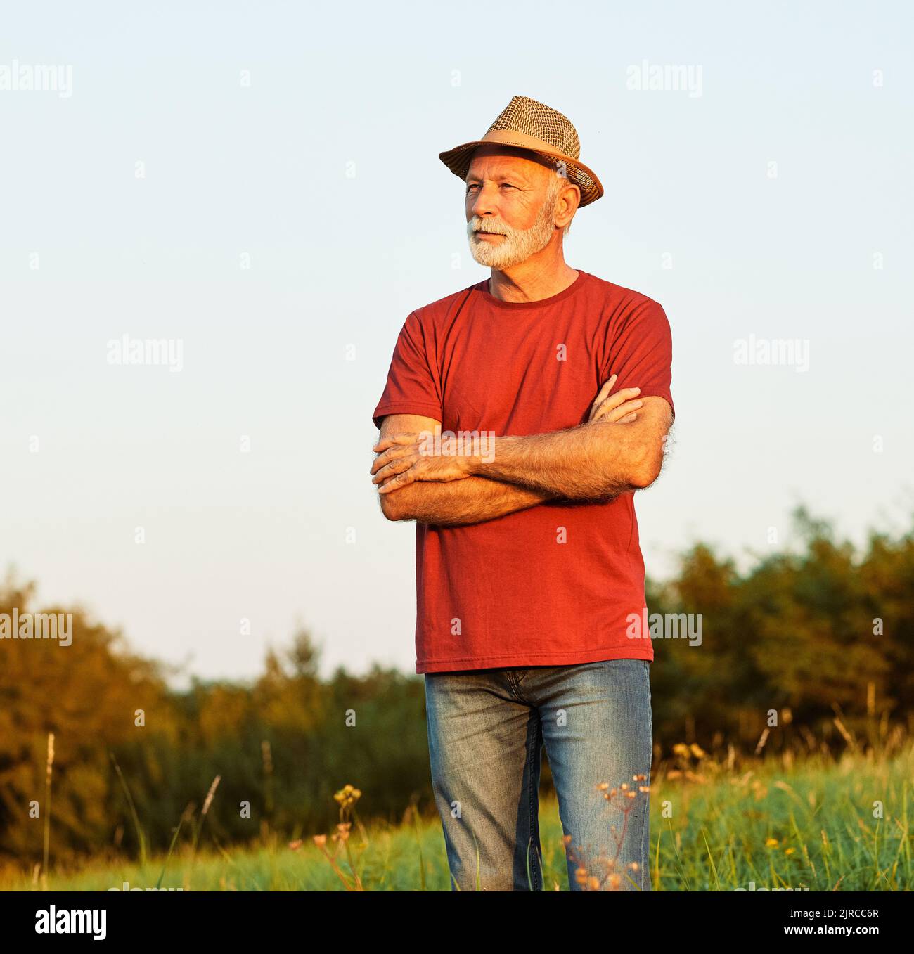 ritratto uomo anziano anziano anziano anziano anziano pensione maturo grigio capello fattoria contadino all'aperto sano attivo in pensione cappello Foto Stock