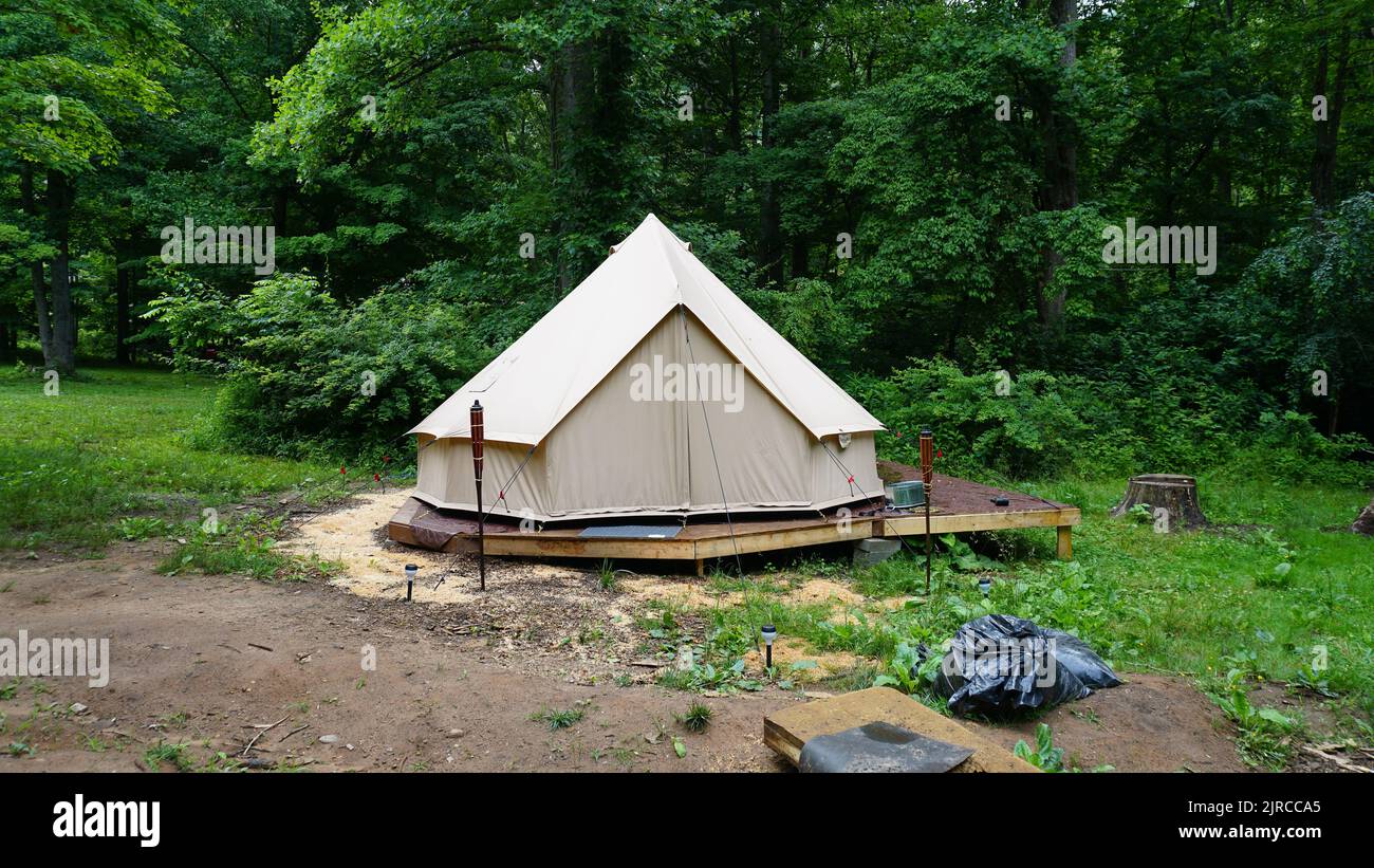 Configurazione tenda Glamping Off Grid. Rifugio in tela di casa in montagna Foto Stock
