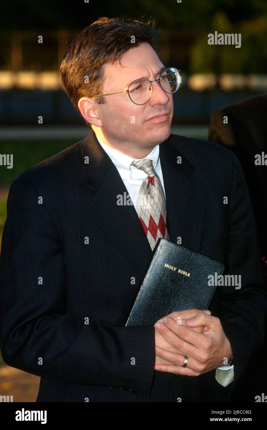 Il ministro conservatore cristiano Rob Schenck tiene una bibbia durante un evento a Capitol Hill, 27 ottobre 1998 a Washington, D.C. Foto Stock