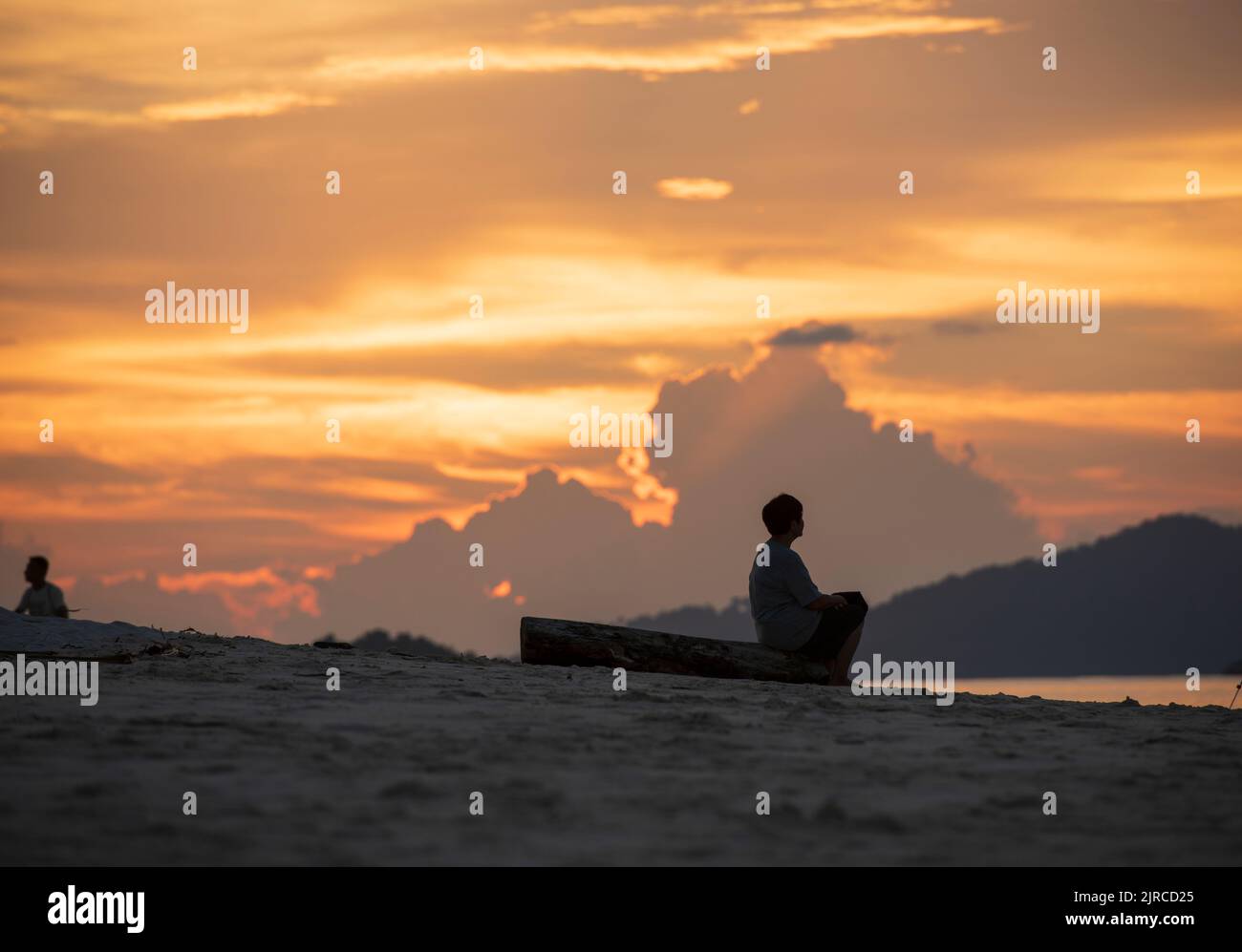 SATUN, THAILANDIA, 10 GIUGNO 2017; North Point Beach al tramonto. Bella vacanza punto Isola di Koh Lipe. Sagome di turisti sulla spiaggia Foto Stock