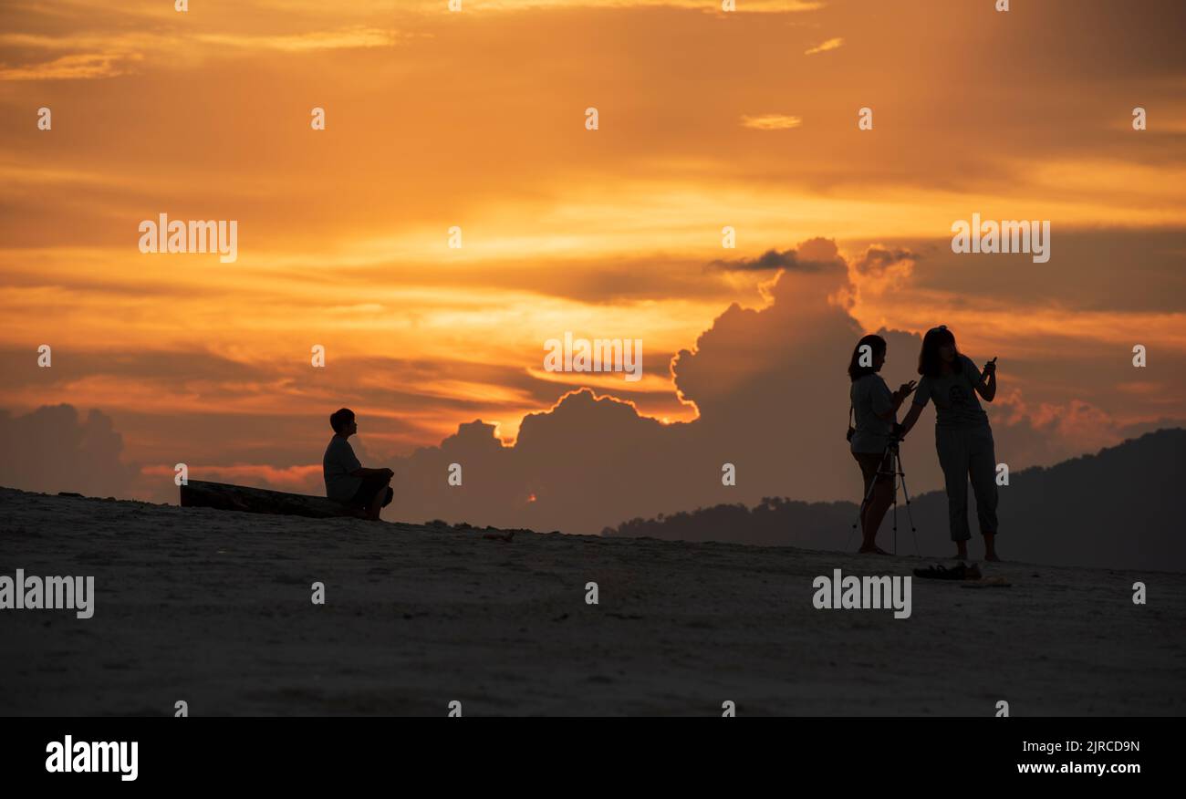 SATUN, THAILANDIA, 10 GIUGNO 2017; North Point Beach al tramonto. Bella vacanza punto Isola di Koh Lipe. Sagome di turisti sulla spiaggia Foto Stock