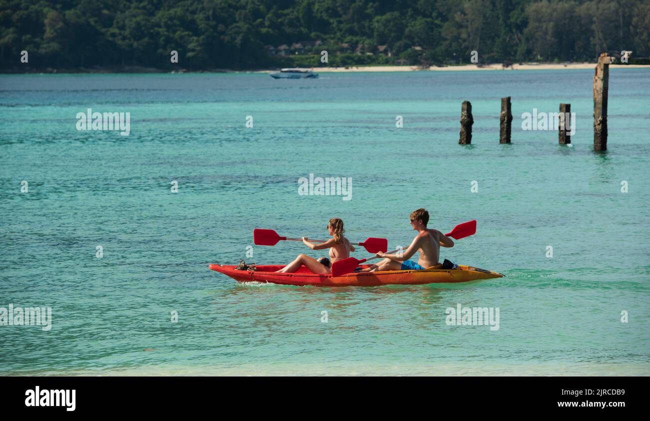 ISOLA DI KOH LIPE, SATUN, THAILANDIA, 10 GIUGNO 2017; Bella vacanza punto Isola di Koh Lipe. Turisti in giro per l'isola in canoa Foto Stock