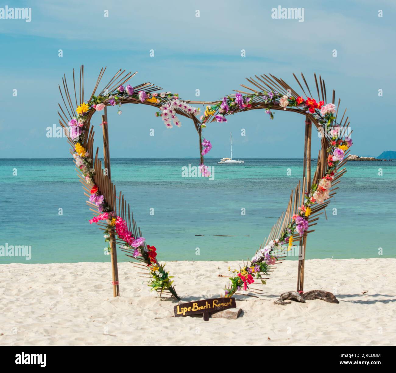 ISOLA DI KOH LIPE, SATUN, THAILANDIA, 10 GIUGNO 2017; Bella vacanza punto Isola di Koh Lipe. Cancello cuore alla spiaggia di alba. Foto Stock