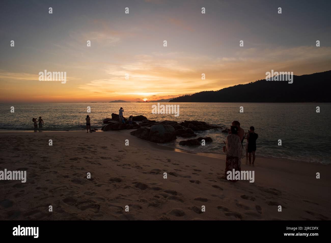 SATUN, THAILANDIA, 10 GIUGNO 2017; North Point Beach al tramonto. Bella vacanza punto Isola di Koh Lipe. Sagome di turisti sulla spiaggia Foto Stock