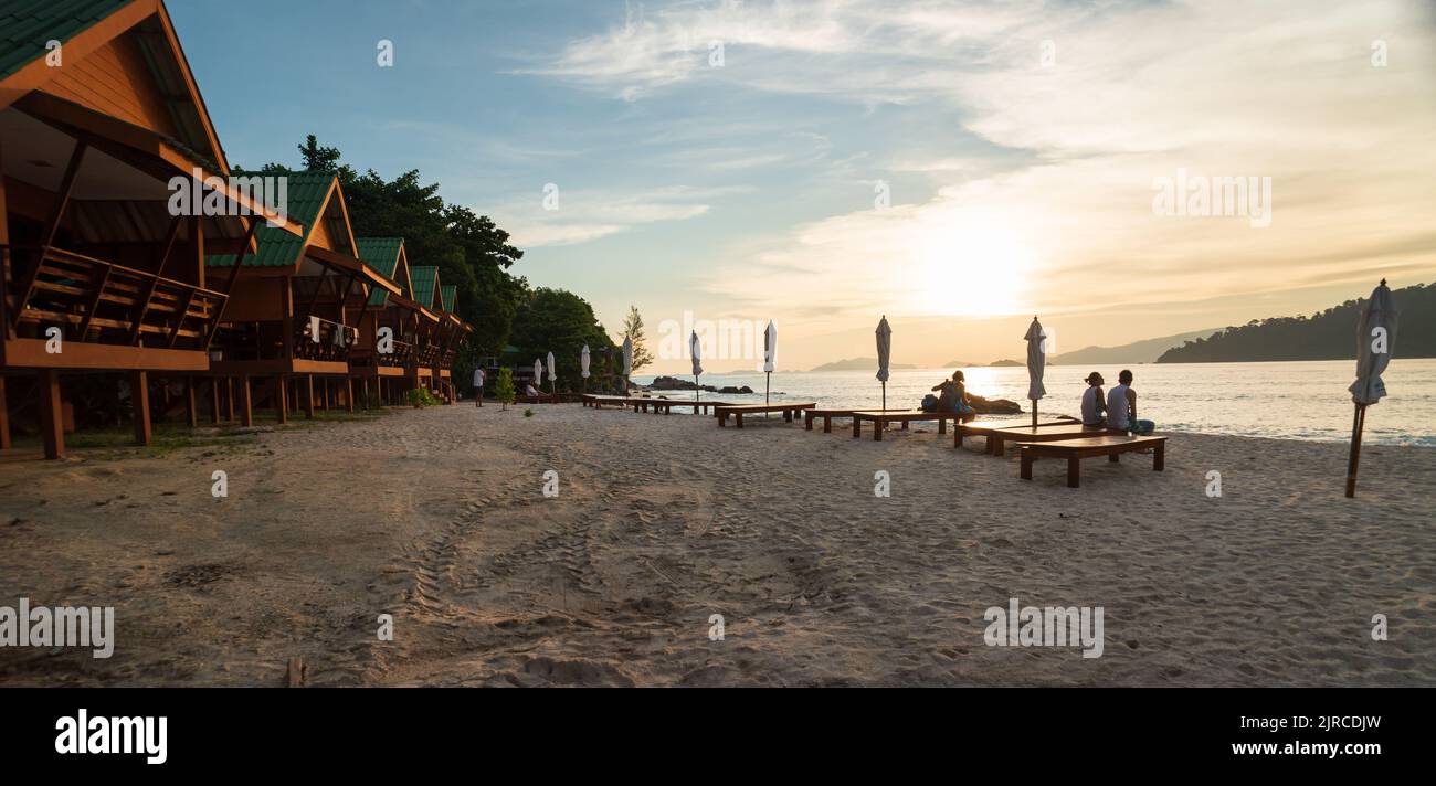 SATUN, THAILANDIA, 10 GIUGNO 2017; North Point Beach al tramonto. Bella vacanza punto Isola di Koh Lipe. Sagome di turisti sulla spiaggia Foto Stock