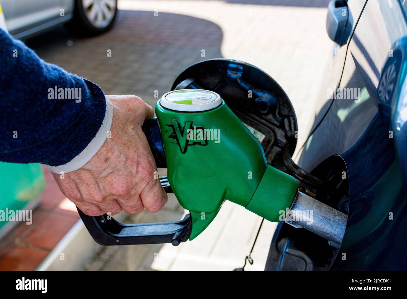 Riempire un'auto con benzina carburante nella contea di Donegal, Irlanda. Foto Stock