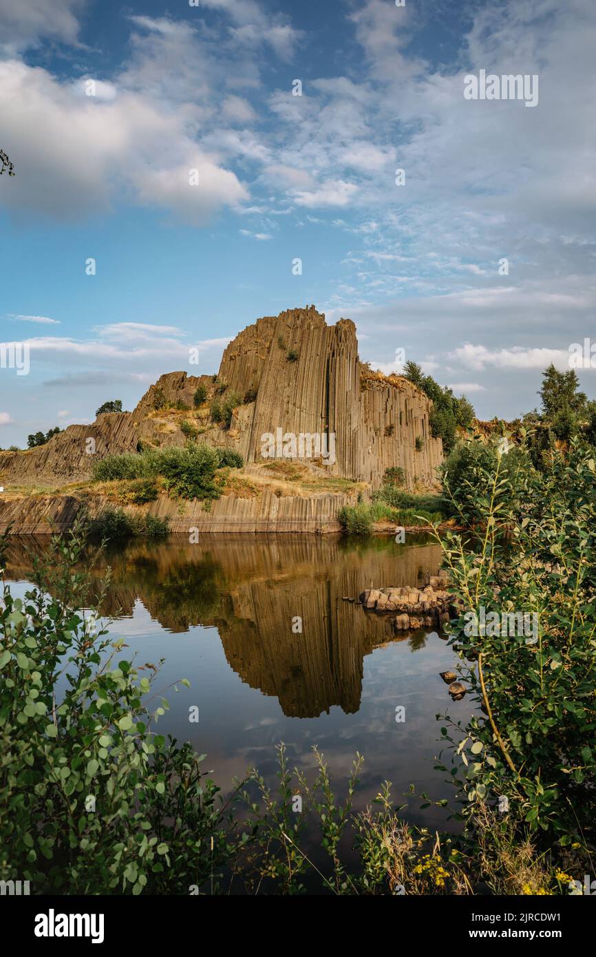 Basalto rock chiamato Panska skala o Varhany situato a Kamenicky Senov, repubblica Ceca. Sito protetto, nazionale naturale Monument.Five a sei lati colonna Foto Stock