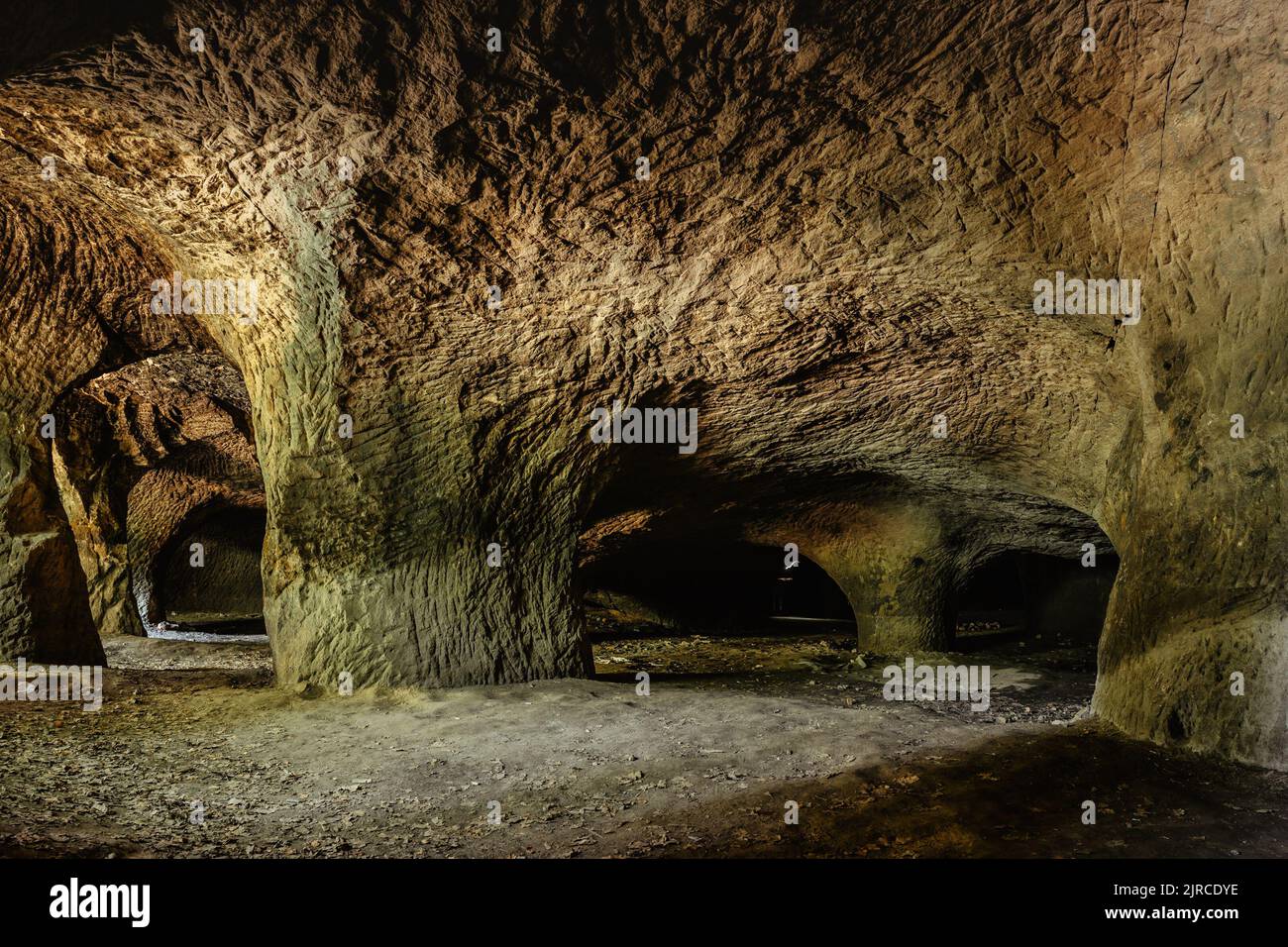 Sistema di grotte in rocce di arenaria chiamato Puste kostely vicino a Novy Bor, Repubblica Ceca.Grande cava sotterranea.attrazione turistica popolare.misterioso s Foto Stock