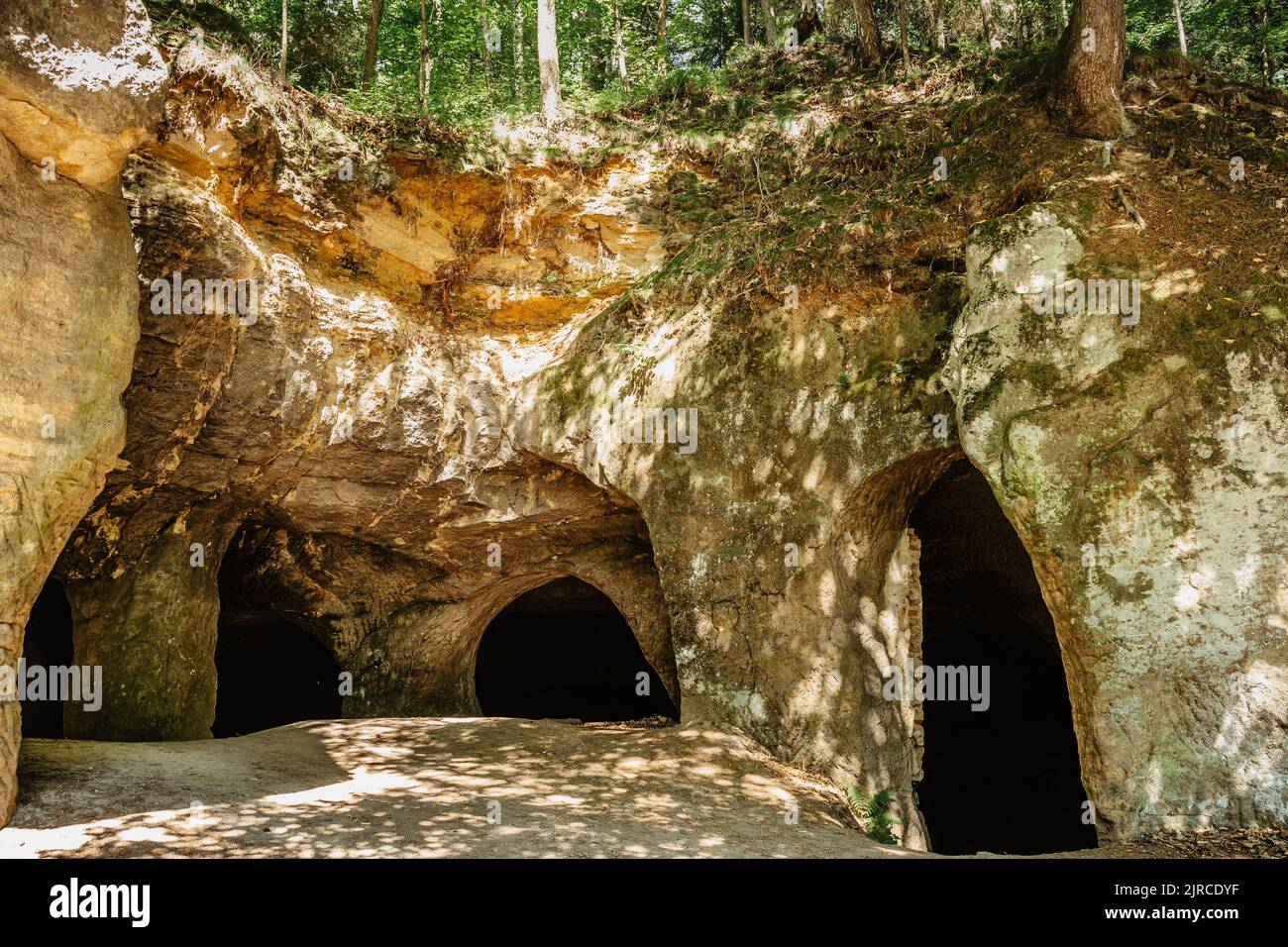Sistema di grotte in rocce di arenaria chiamato Puste kostely, Repubblica Ceca. Ingresso a grande cava sotterranea.attrazione turistica popolare.natura ceca. Foto Stock